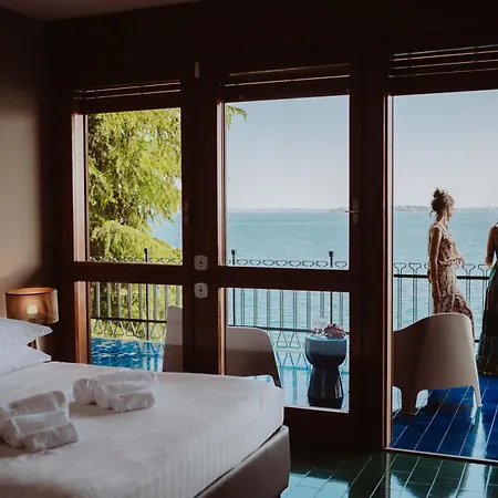 Villa Garda Dolcelago Front